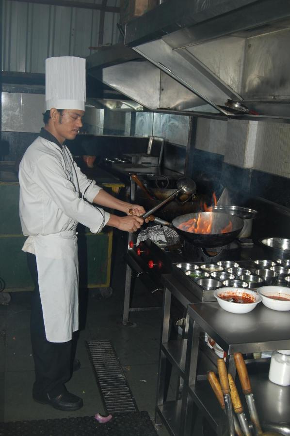 Hotel Aishwarya Residency นาวีมุมไบ ภายนอก รูปภาพ